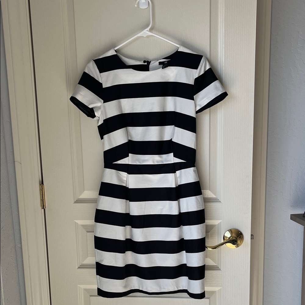 H&M Women’s Size 6 Black and White mini dress